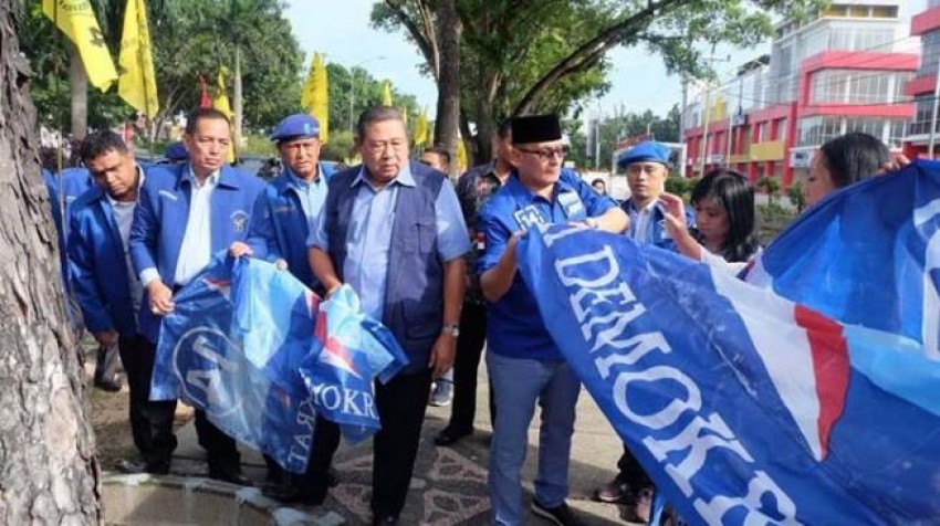 44SBY menurunkan atribut Partai Demokrat di Pekan Baru Riau.jpg.jpg